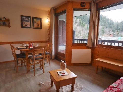 un salon avec une table et une salle à manger dans l'établissement Appartement lumineux 2* 33m² avec balcon, pour 6 personnes à Arêches-Beaufort - FR-1-342-235, à Beaufort