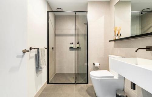 Bilik mandi di Modern Clayton apartment close to uni and hospital