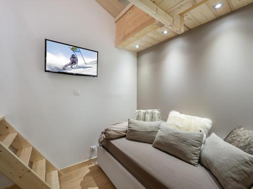 Photo de la galerie de l'établissement Duplex pour 4 avec sauna et terrasse - FR-1-640-1, à Val Thorens
