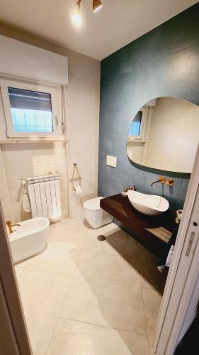 ラディスポリにあるCasa Gisellaのバスルーム(洗面台、トイレ、鏡付)