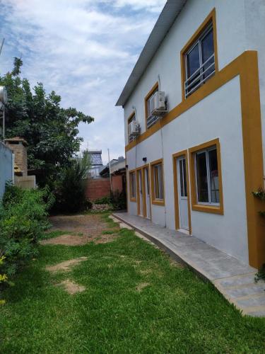 una vista exterior de una casa con patio en Las Achiras en San José