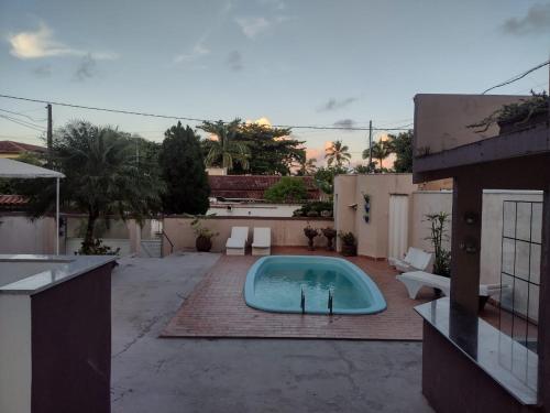 a swimming pool in the middle of a courtyard at Leotel hospedagem in Serra