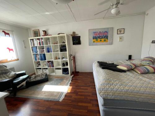 um quarto com uma cama e uma estante de livros em Holiday home VÄSTRA FRÖLUNDA em Gotemburgo