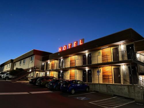 a building with cars parked in a parking lot at Aladdin Inn and Suites in Portland