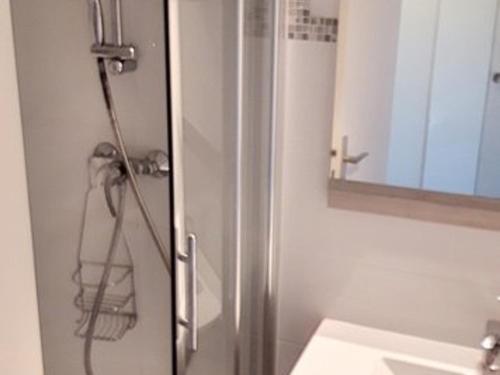 une douche dans une salle de bain avec un lavabo et un miroir dans l'établissement T2 Climatisé, WIFI, Parking privé, à deux pas de la plage - Bormes les Mimosas - FR-1-610-71, à Bormes-les-Mimosas
