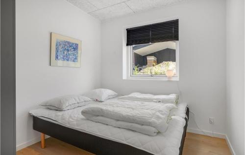 Postel nebo postele na pokoji v ubytování Gorgeous Home In Ebeltoft With Outdoor Swimming Pool