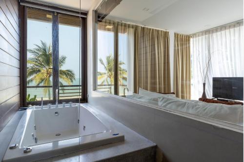 TV a/nebo společenská místnost v ubytování Tolani Le Bayburi Villas, Hua Hin - Pranburi