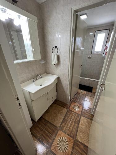 a bathroom with a sink and a shower at Alojamiento temporal La Josefina in Tandil