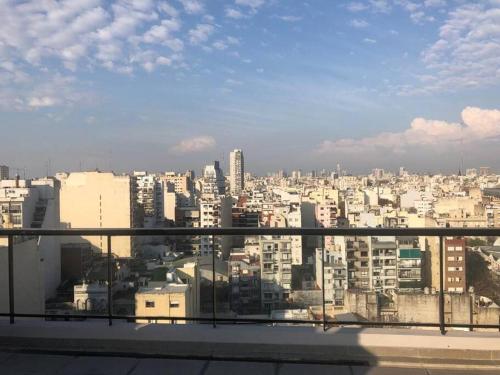 - Vistas a la ciudad desde un edificio en Estudio en Palermo con balcon y edificio con amenities en Buenos Aires