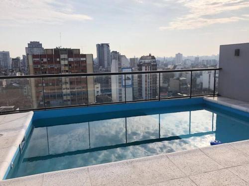 una piscina en la azotea de un edificio en Estudio en Palermo con balcon y edificio con amenities en Buenos Aires
