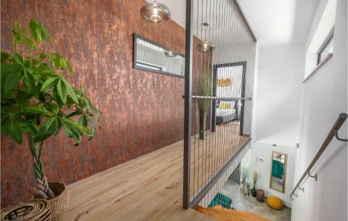 pasillo con suelo de madera y pared con planta en Awesome Home In Sivati With Jacuzzi, en Šivati