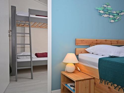 - une chambre avec des lits superposés dans l'établissement Maison rénovée 4 pièces à Saint-Georges-d'Oléron, 6 couchages, vélos, proche plages et pistes cyclables - FR-1-246A-114, à Saint-Georges-dʼOléron
