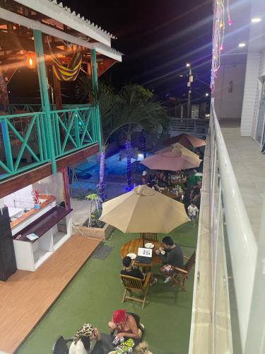 un groupe de personnes assises à des tables dans un bâtiment dans l'établissement Apartamentos Isla Tropical, à San Andrés