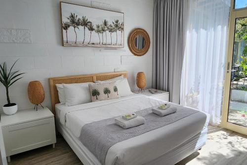 um quarto com uma cama com duas toalhas em Peninsula Beach Motel em Rosebud