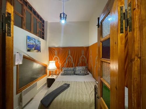 メクネスにあるDAR ALKATIB MEKNESの小さなベッドルーム(ベッド1台、窓付)