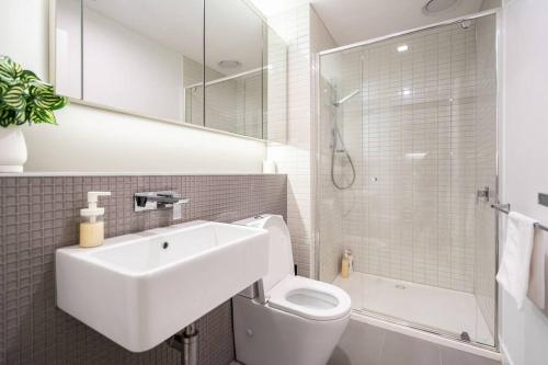 e bagno con lavandino, servizi igienici e doccia. di Stylish CBD apt in prime location w Balcony#TF2508 a Melbourne