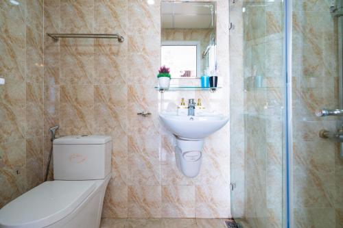 een badkamer met een toilet, een wastafel en een douche bij Homestay Hạ Long 3 phòng ngủ view biển in Ha Long