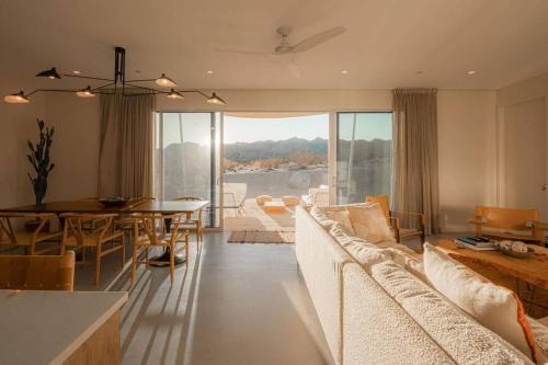 un soggiorno con divano bianco e tavolo di Blazing Star Estate - 400 feet from JT Park a Joshua Tree