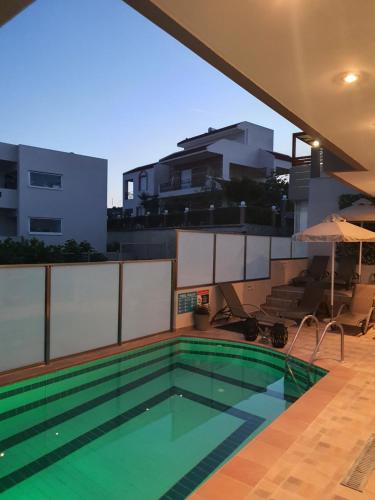 Bazén v ubytování Kiriakos Apartment nebo v jeho okolí
