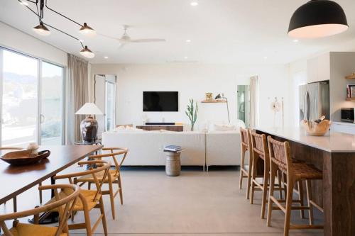 eine Küche und ein Wohnzimmer mit einem Tisch und Stühlen in der Unterkunft Blazing Star Estate - 400 feet from JT Park in Joshua Tree