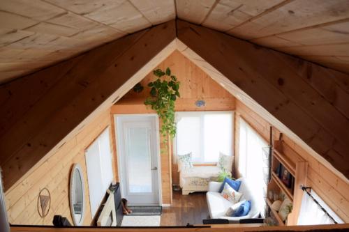 une chambre avec une grande fenêtre dans une maison dans l'établissement The Bluebirds Nest, à Dufrost