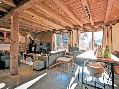 un salon rempli de meubles et d'une cheminée dans l'établissement Chalet familial aux Menuires, sauna, parking, proche pistes de ski - FR-1-613B-12, à Levassaix