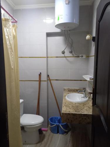 a small bathroom with a toilet and a sink at شاليهات للمصايف بقرية جولف بورتو مارينا الساحل الشمالي in El Alamein