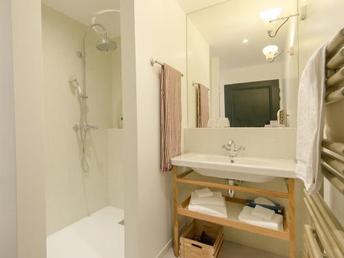 une salle de bain avec un lavabo et une douche dans l'établissement Appartement moderne avec vue sur port et balcon à Sauzon - FR-1-418-188, à Sauzon