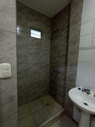 un baño con ducha y lavabo en Sarratea 1427, en Santiago del Estero