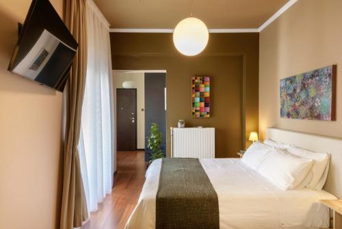 Habitación de hotel con cama y TV en Armoniko en Athens