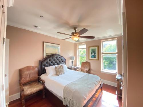 1 dormitorio con 1 cama y ventilador de techo en Classy Victorian Brownstone Subway Shopping, en Washington