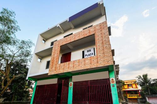 Un bâtiment avec un panneau qui dit : dans l'établissement SPOT ON M R Plaza, à Bhubaneswar