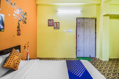 a bedroom with a bed and a window at SPOT ON M R Plaza in Bhubaneshwar