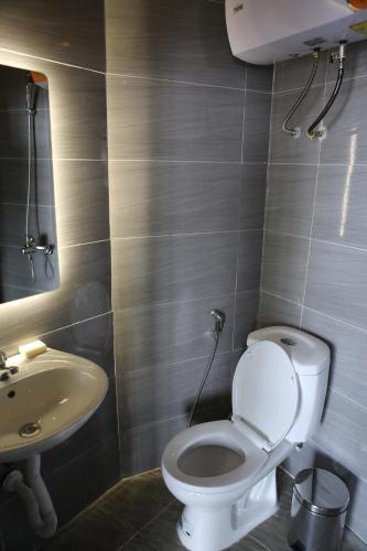 een badkamer met een toilet en een wastafel bij Samma Stay Tam Đảo in Tam Ðảo