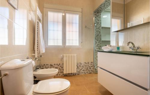a bathroom with a toilet and a sink at Nice Home In Baena With Outdoor Swimming Pool in Baena