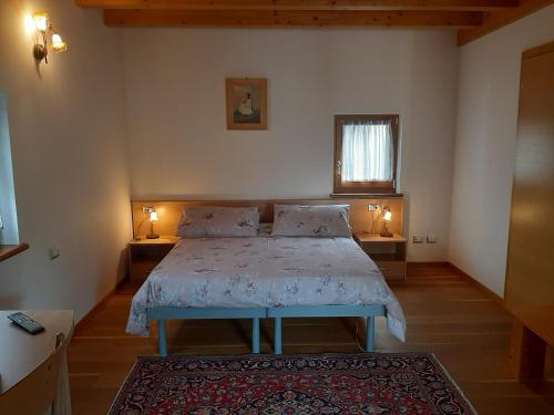 ein Schlafzimmer mit einem Bett in einem Zimmer mit zwei Lampen in der Unterkunft Casa Rosetta in 