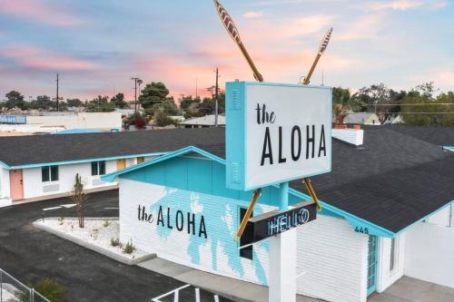 a building with a sign for the aloha motel at Paokalani Studio suite.hōʻoluʻolu in Chandler
