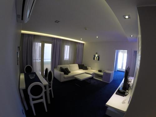 Tempat tidur dalam kamar di Apartments M Palace