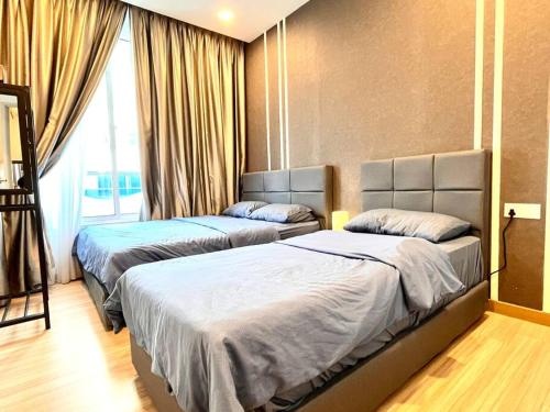 1 Schlafzimmer mit 2 Betten und einem großen Fenster in der Unterkunft Grand Suite @ The Wave Residence-Cozy 2-BR Retreat: AC, Street Views & Games in Malakka