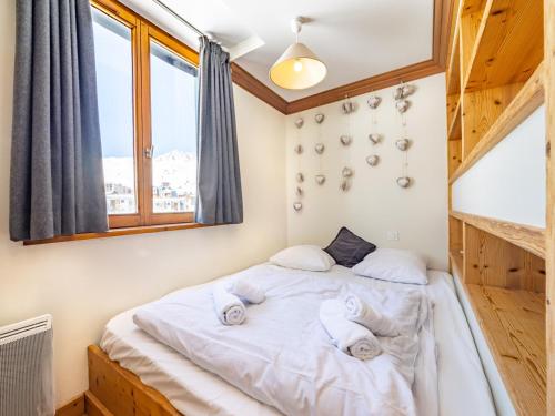 une chambre avec un lit avec des serviettes dessus dans l'établissement Appartement rénové avec balcon, skis aux pieds, WIFI à Tignes Le Lavachet - FR-1-502-359, à Tignes