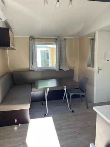 Cette petite chambre dispose d'un bureau et d'une fenêtre. dans l'établissement Mobil-Home des Iscles, à La Roque-dʼAnthéron