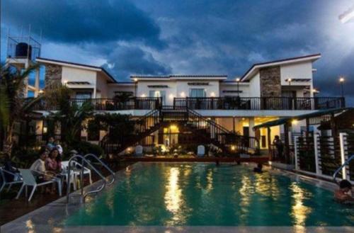 莫龍的住宿－Brisa Marina Beach Resort powered by Cocotel，房屋前的游泳池