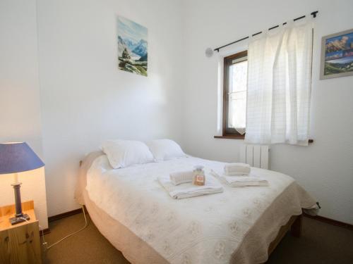une chambre avec un lit avec des serviettes dessus dans l'établissement Charmant appartement avec balcon, parking et WiFi à Chamonix - FR-1-343-214, à Chamonix-Mont-Blanc