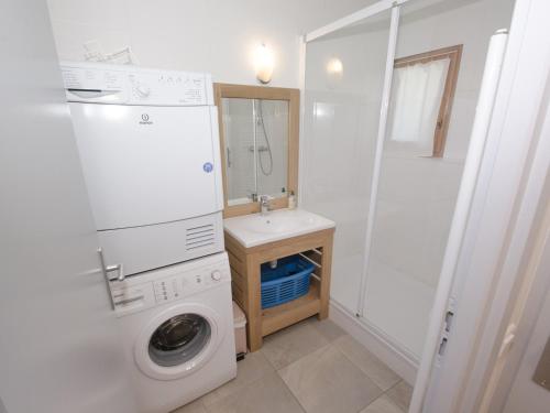 małą łazienkę z pralką i umywalką w obiekcie Appartement central à Chamonix proche pistes avec balcon et WiFi - FR-1-343-194 w Chamonix-Mont-Blanc