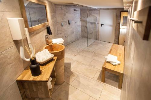 La salle de bains est pourvue d'une douche et d'un lavabo. dans l'établissement Hotel Im Tannengrund, à Langelsheim