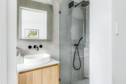 y baño con ducha y lavamanos. en Kahlo Bondi - Luxury Escape - 1 Bedroom Furnished Apartments en Sídney