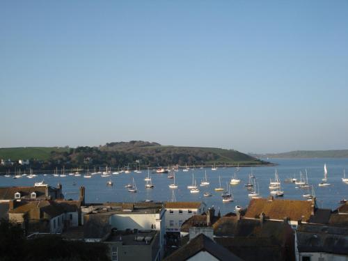 een uitzicht op een haven met boten in het water bij Jacobs Ladder Inn in Falmouth