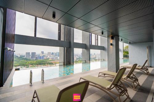 - Vistas a la piscina desde un edificio con sillas en Millerz Square Mana-Mana Suite, en Kuala Lumpur