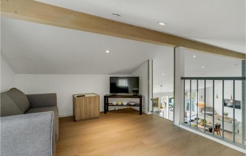 a living room with a couch and a television at Stunning Home In Fårvang With Wifi in Fårvang