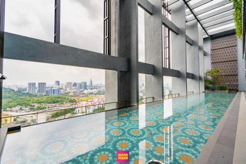 - une piscine au milieu d'un bâtiment dans l'établissement Millerz Square Mana-Mana Suite, à Kuala Lumpur